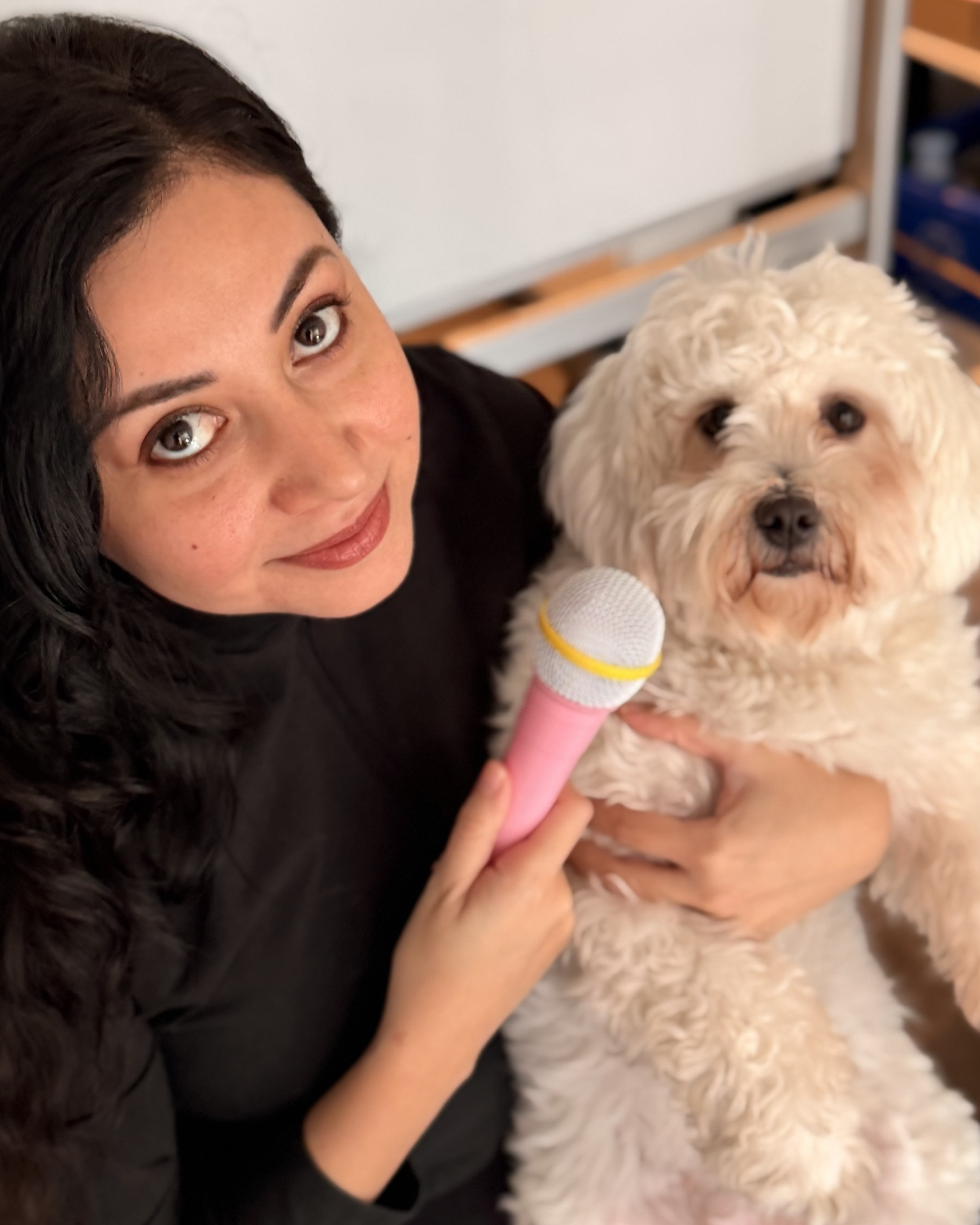 Ambar y Blanquita, asistente oficial de las clases de inglés sin vergüenza de AmbarLingua